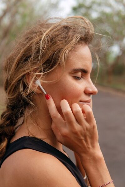 Как выгодно купить наушники Apple AirPods 2