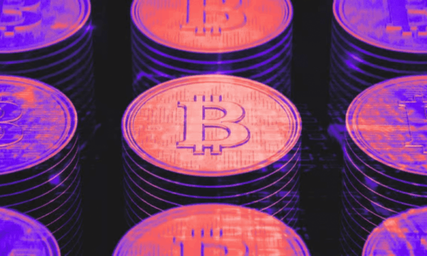 Биткоин подходит к праздничным выходным уязвимым из-за прекращения потоков средств на ETF и CME