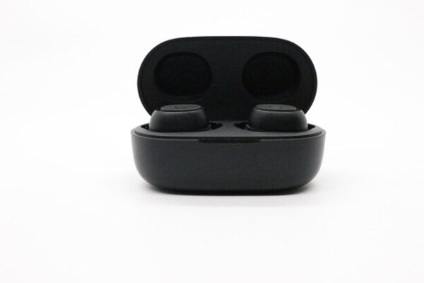 Обзор футляра для AirPods за 2999 рублей