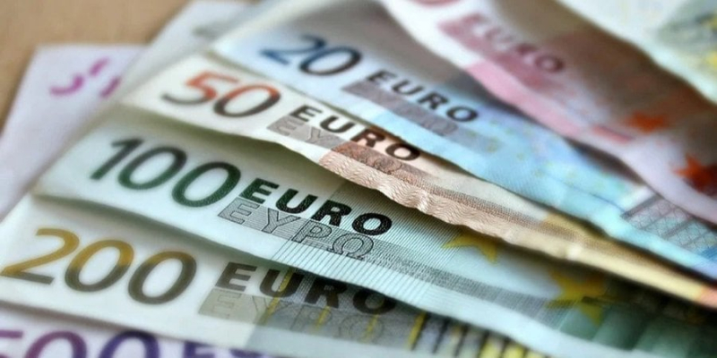 Курс валют НБУ. Долар і євро дорожчають на очах